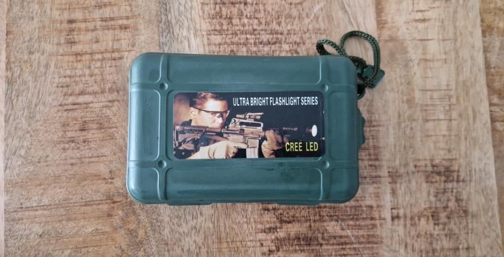 Militaire Zaklamp LED in Flashlight op batterijen, Ophalen of Verzenden, Zo goed als nieuw, Batterij