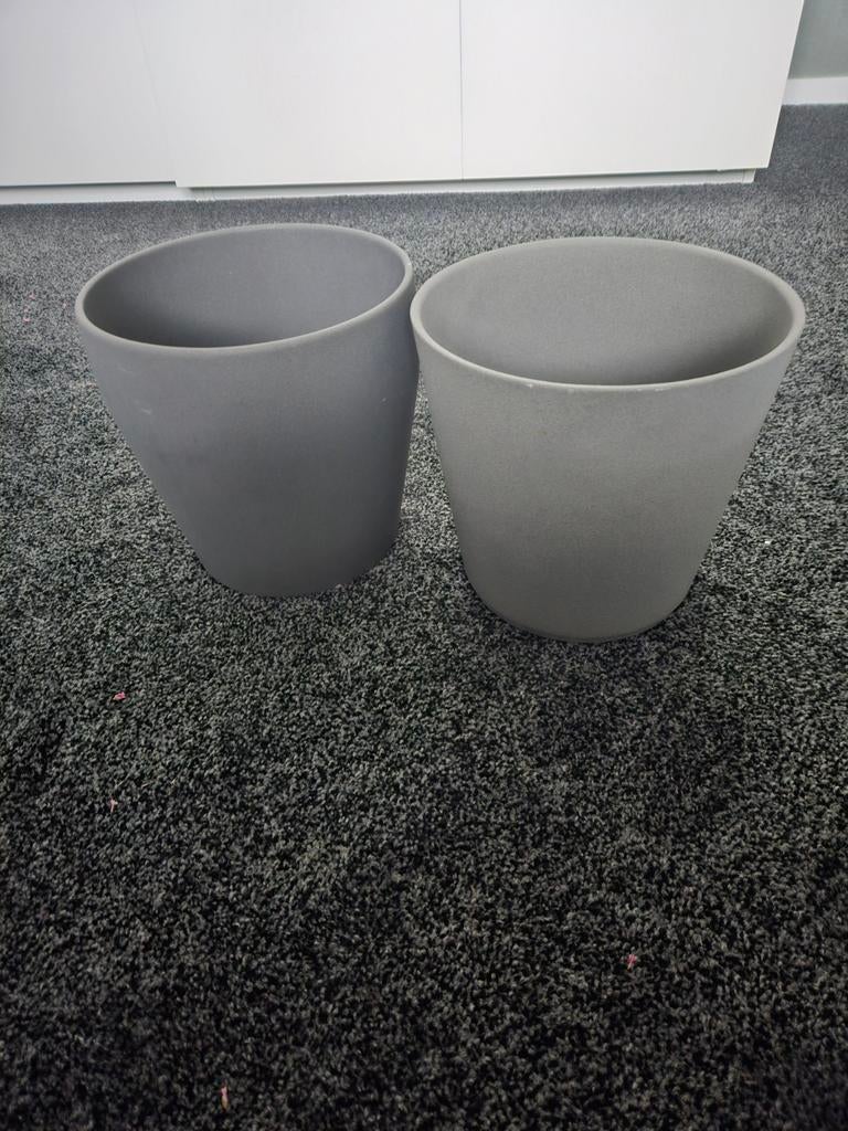 2 grijze plantenpotten - 23 cm doorsnede, Tuin en Terras, Bloembakken en Plantenbakken, Overige materialen, Gebruikt, Minder dan 30 cm