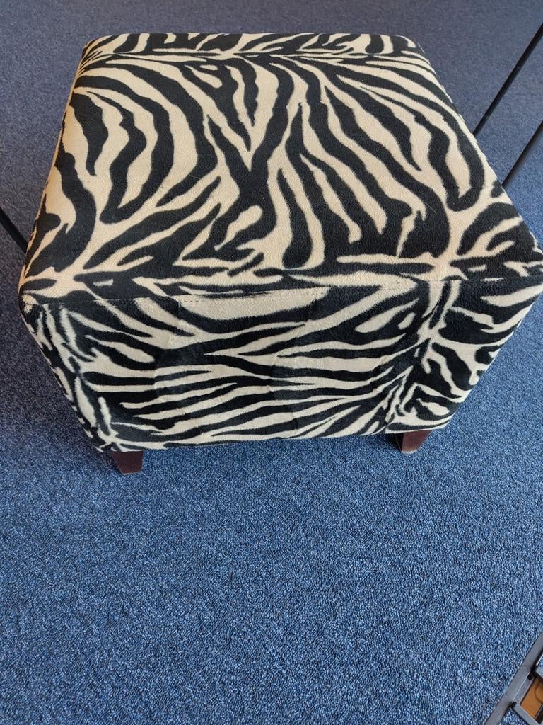 Zebraprint poef in goede staat, Huis en Inrichting, Ophalen, Minder dan 50 cm, Gebruikt, Minder dan 50 cm