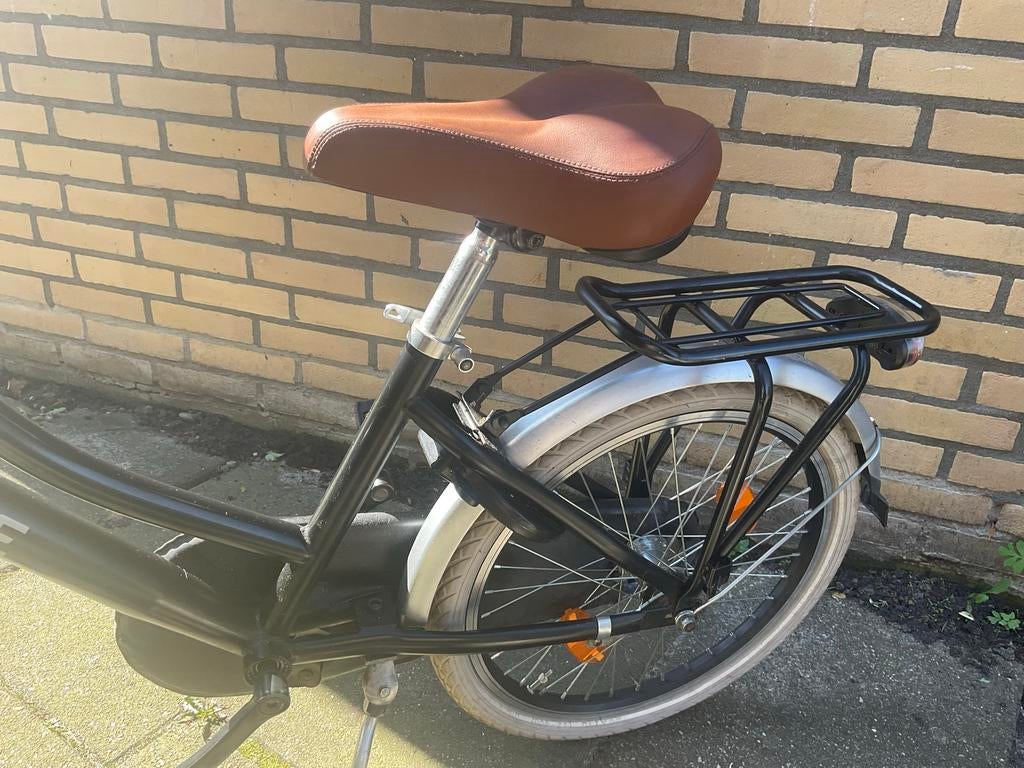 2Cycle Zwarte Meisjesfiets met Mand, Ophalen of Verzenden, Gebruikt, 20 inch, Handrem