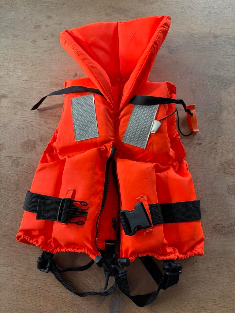 Oranje kinderzwemvest met fluitje, Watersport en Boten, Watersportkleding, Ophalen of Verzenden, Gebruikt, Kind, Reddingsvest of Zwemvest