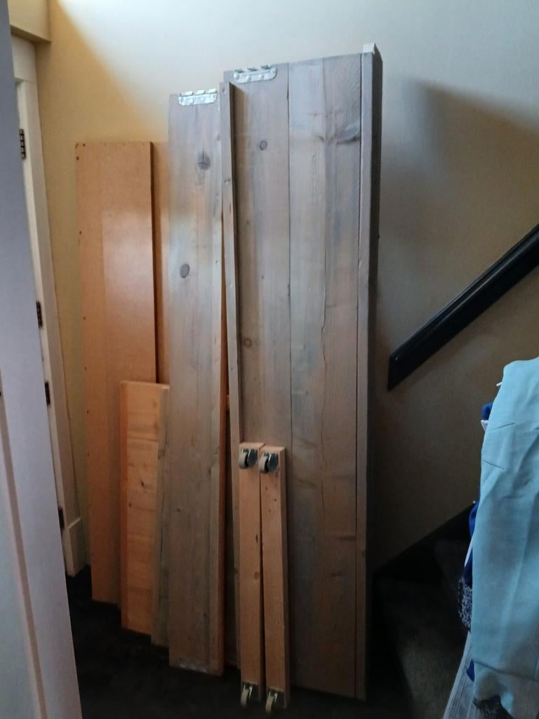 Steigerhouten bed, Ophalen, 85 tot 100 cm, Zo goed als nieuw, Matras