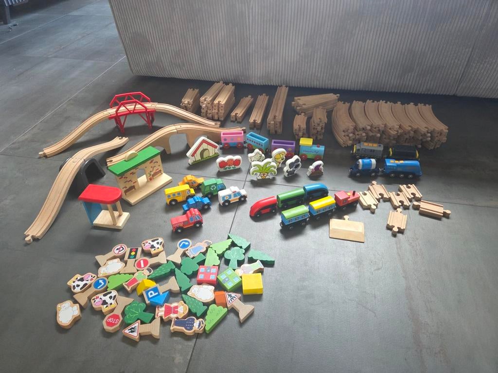 Houten treinbaan met elektrische treinen en veel accesoires, Kinderen en Baby's, Speelgoed | Houten speelgoed, Zo goed als nieuw
