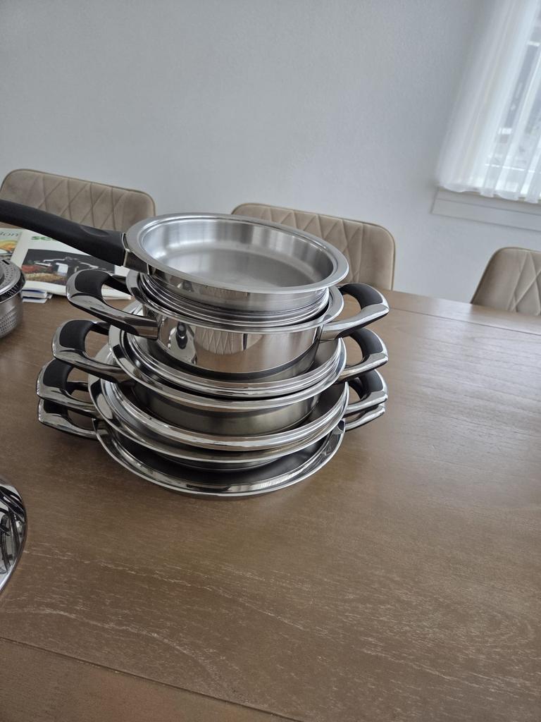 Amc pannen, Huis en Inrichting, Keuken | Potten en Pannen, Ophalen of Verzenden, Zo goed als nieuw, Rvs, Pannenset