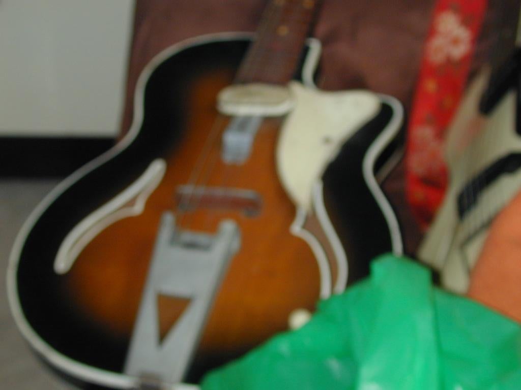 Famos . Venlonia  Jaren 60 Kompleet   Met wat werk., Ophalen, Gebruikt, Hollow body, Overige merken