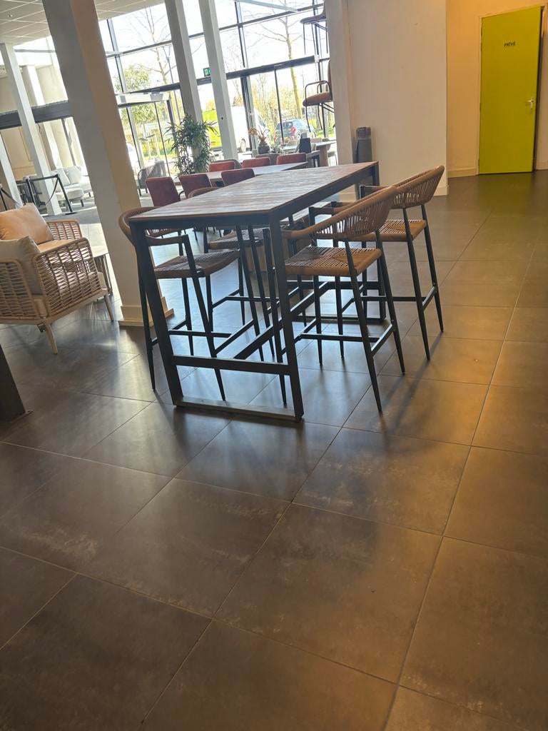 Stijlvolle Barset met Houten Tafel en Rotan Barkrukken, Ophalen of Verzenden, Zo goed als nieuw, Inclusief barstoelen