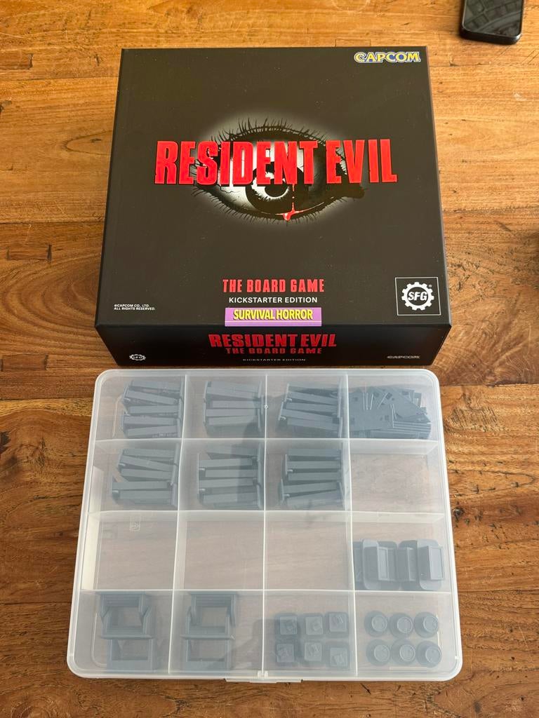 Resident Evil the Board Game Kickstarter Ed. met 3d terrein, Ophalen, Zo goed als nieuw