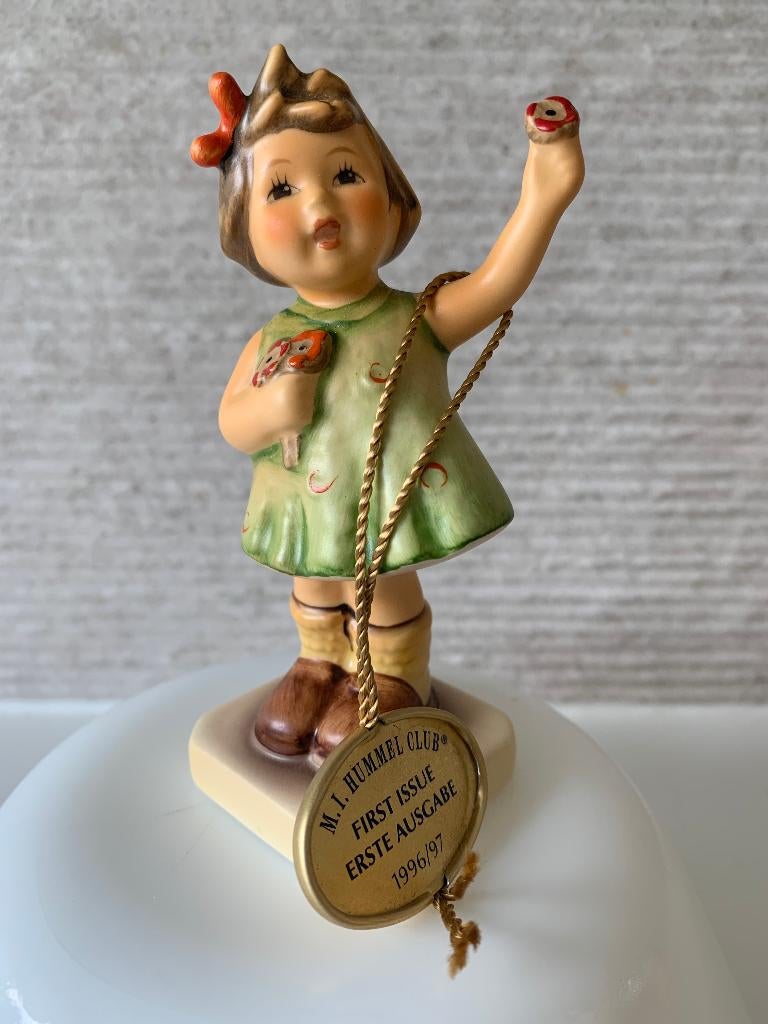 Hummel 793 Herzlich Willkommen Forever Yours (met doosje), Verzamelen, Beelden en Beeldjes, Zo goed als nieuw, Hummel, Ophalen of Verzenden