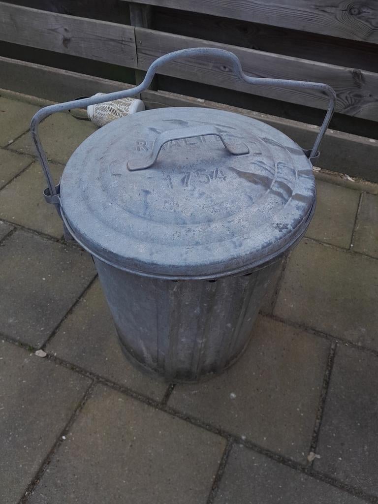 Vintage vuilnisemmer, Ophalen