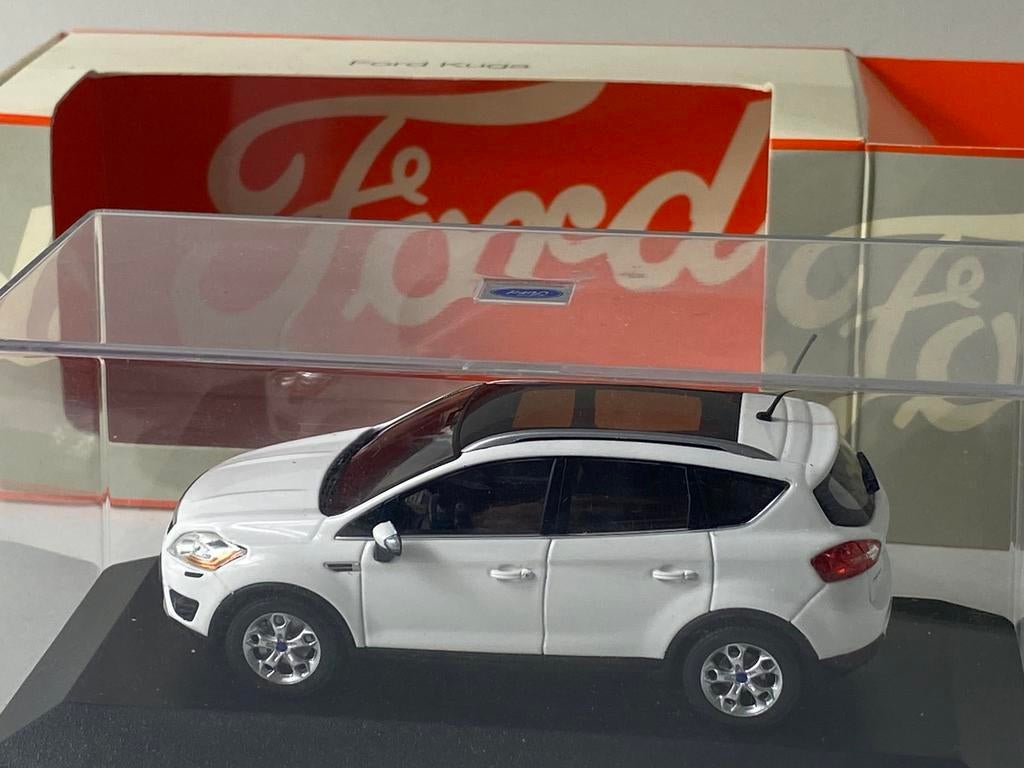 1:43 ford KUGA- in dealer verpakking-witte uitvoering, Ophalen of Verzenden, Nieuw, Auto, MiniChamps