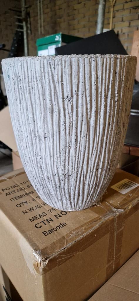 2 bloempotten, vazen van PTMD

Beton, geribbeld, Ophalen of Verzenden, Overige kleuren, Aardewerk of Porselein, Minder dan 50 cm