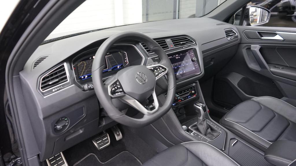 Volkswagen Tiguan 1.5 TSI R-Line AUTOMAAT-CAMERA-IQ LIGHT-KE, 1441 kg, 15 km/l, Zwart, 4 cilinders