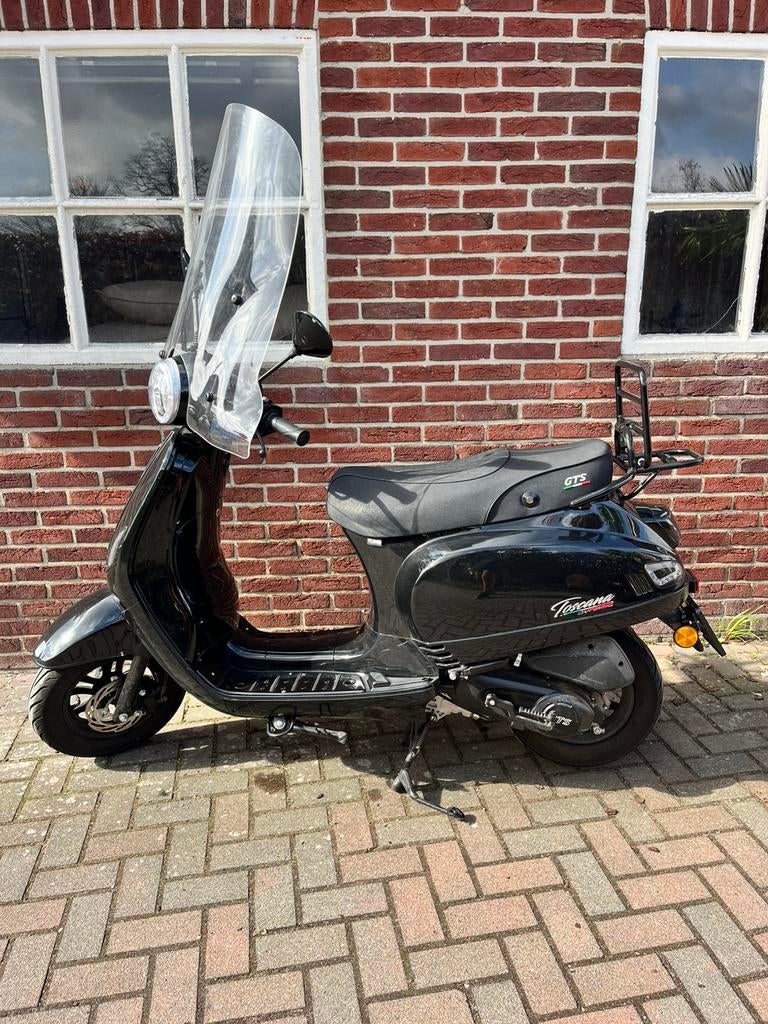 Scooter GTS Toscane Zwart - 2024 - 381km - Geel plaatje, Fietsen en Brommers, Ophalen, Zo goed als nieuw, Overige typen, Overige merken