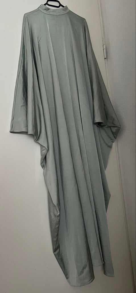 Elegante satijn Kaftan Jurk in Saliegroen, Kleding | Dames, Jurken, Zo goed als nieuw, Ophalen of Verzenden