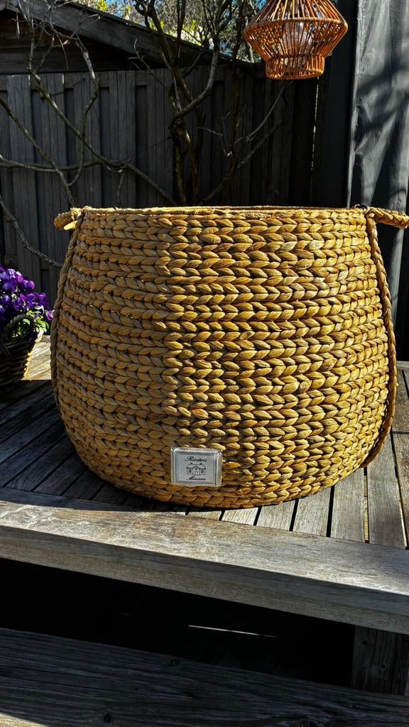 Grote mand Riviera Maison, Huis en Inrichting, Woonaccessoires | Schalen en Manden, Ophalen, Zo goed als nieuw, Rond, Riet