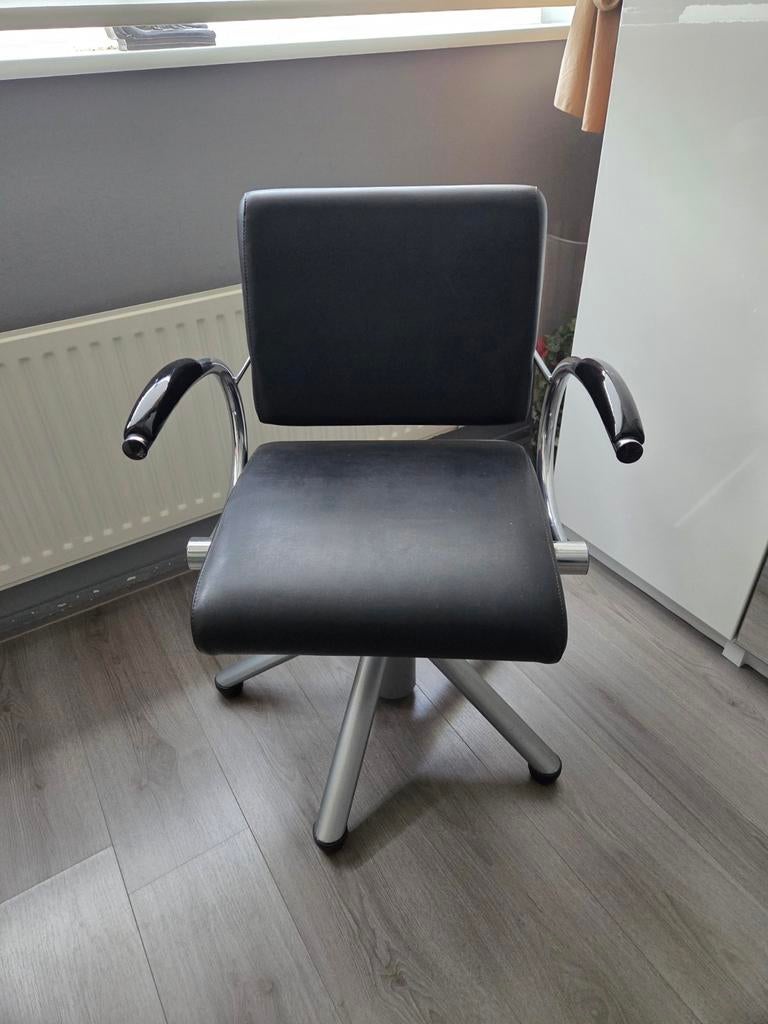 Zwarte /zwartbruin kappersstoel met armleuningen, Huis en Inrichting, Ophalen, Gebruikt, Zwart, Eén