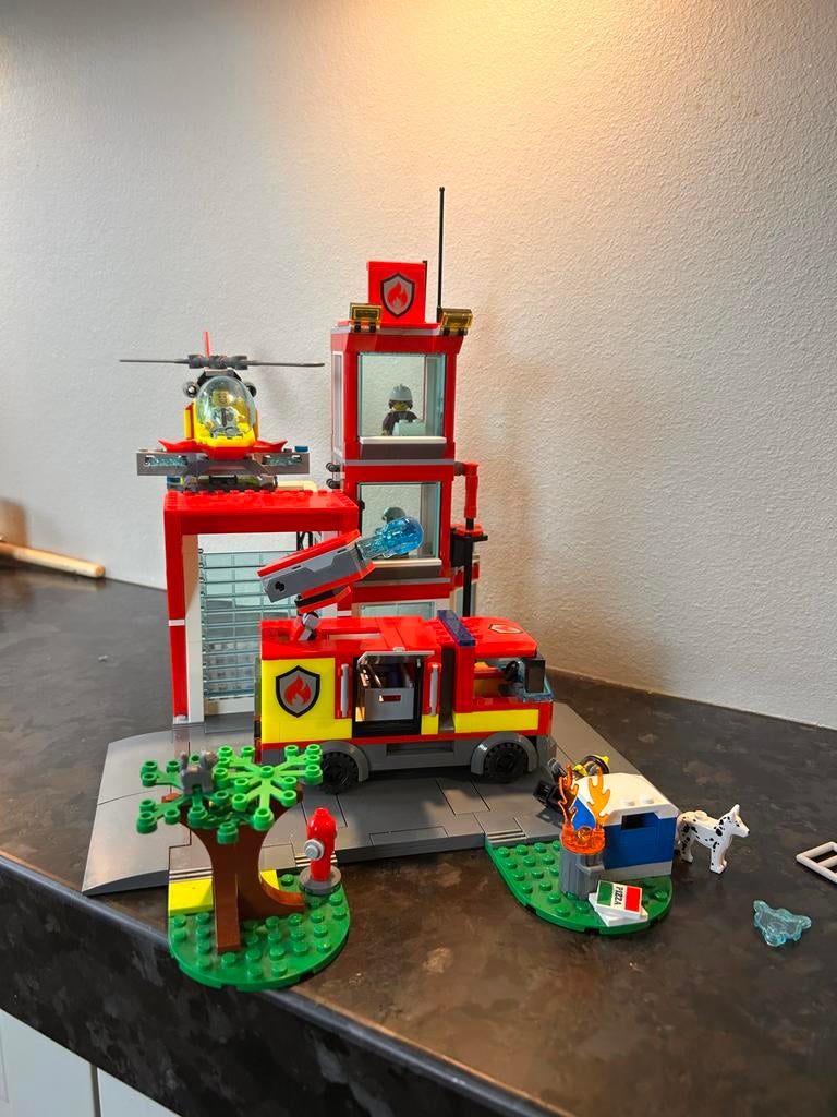 Lego City 60320 Brandweerkazerne met voertuigen, Ophalen of Verzenden, Gebruikt, Complete set, Lego