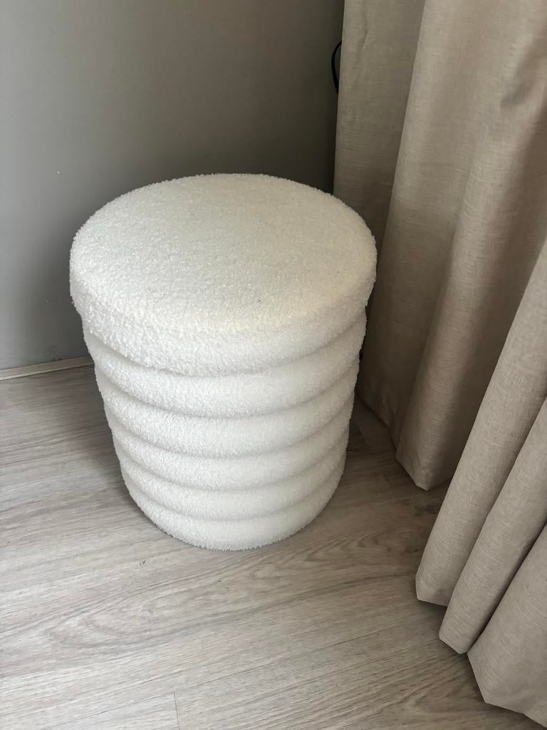 Witte poef teddy, Huis en Inrichting, Banken | Voetenbanken en Poefen, Ophalen, Minder dan 50 cm, Rond, Zo goed als nieuw