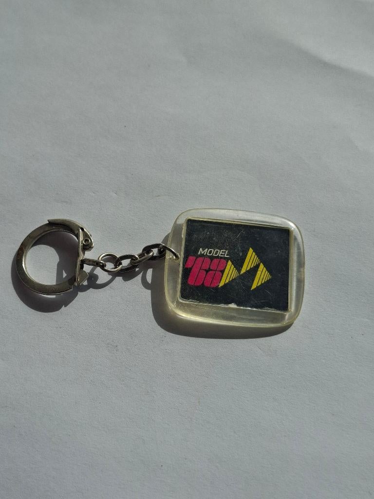 Sleutelhanger renault model '68, Ophalen of Verzenden, Merk
