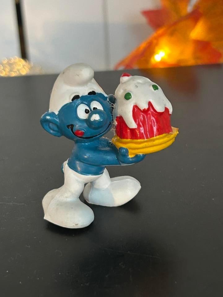 Schleich 20100 Smurf met taart 1978, Verzamelen, Smurfen, Ophalen of Verzenden, Gebruikt, Overige Smurfen, Poppetje, Figuurtje of Knuffel