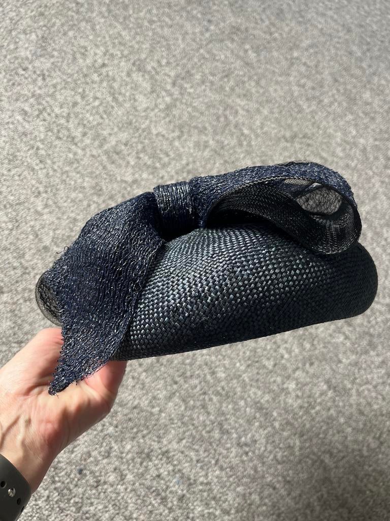 Dop hoedje - Blauw met mooie strik, Kleding | Dames, Hoeden en Petten, Ophalen of Verzenden, Zo goed als nieuw, One size fits all