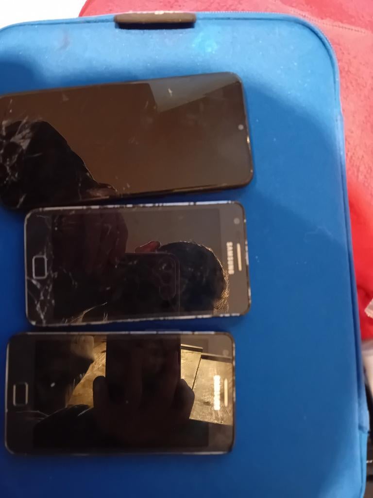 3 telefoons, oud en nieuw, 1 werkt zeker, Telecommunicatie, Mobiele telefoons | Samsung, Ophalen, Niet werkend, Zwart