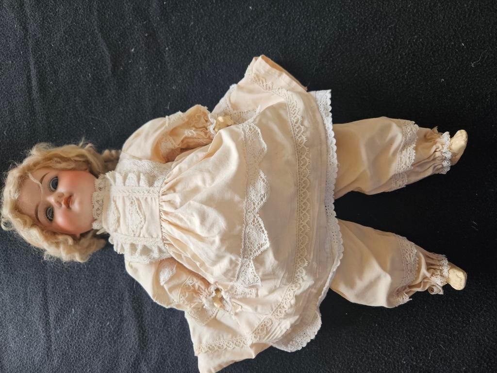 Antieke porseleinen pop met blonde krullen en kanten jurk, Verzamelen, Poppen, Ophalen of Verzenden, Gebruikt, Pop