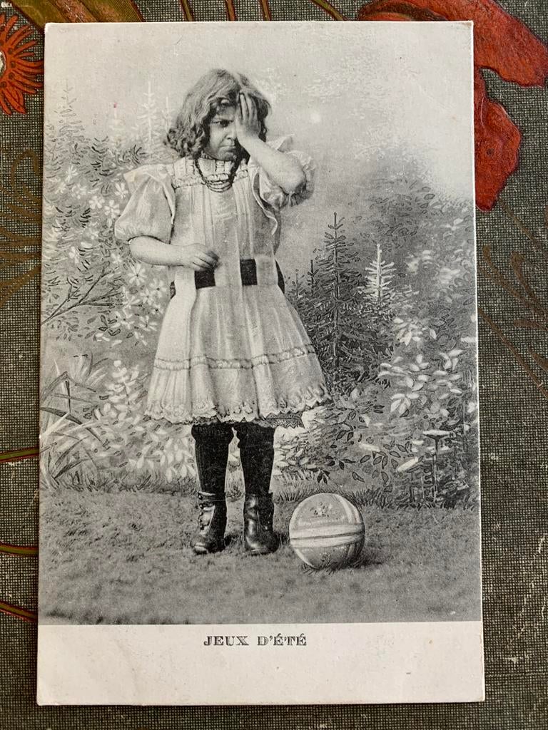 Jeuz d’éte - boos meisje met bal (NN), Ophalen of Verzenden, Voor 1920, Ongelopen, Kinderen