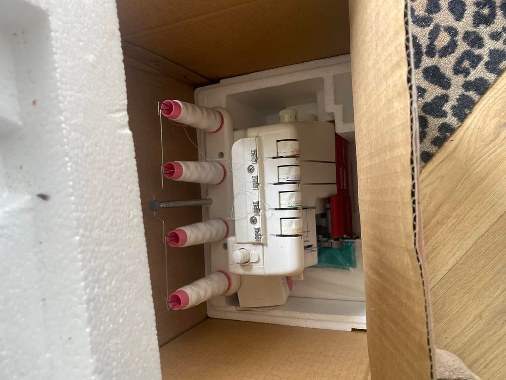 Toyota Lockmachine SLR4D - Nieuw in doos, Hobby en Vrije tijd, Naaimachines en Toebehoren, Ophalen of Verzenden, Nieuw, Lockmachine