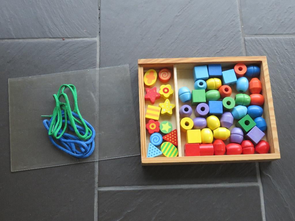 houten kralen, set van 50 stuks 2 veters in kistje ca2,5-3cm, Ophalen of Verzenden, Zo goed als nieuw