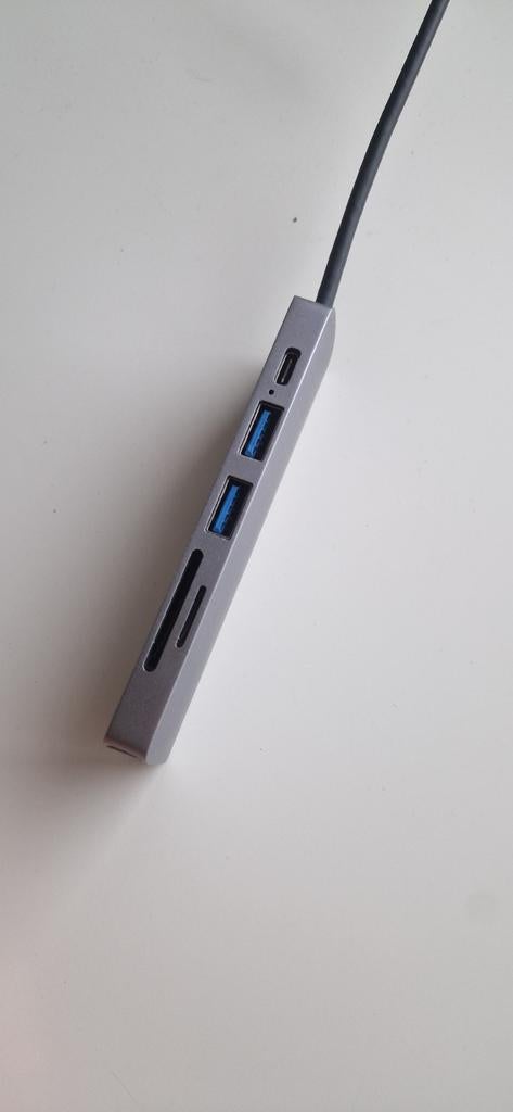 USB-C hub met HDMI, USB-A en kaartlezers, Ophalen of Verzenden, Zo goed als nieuw