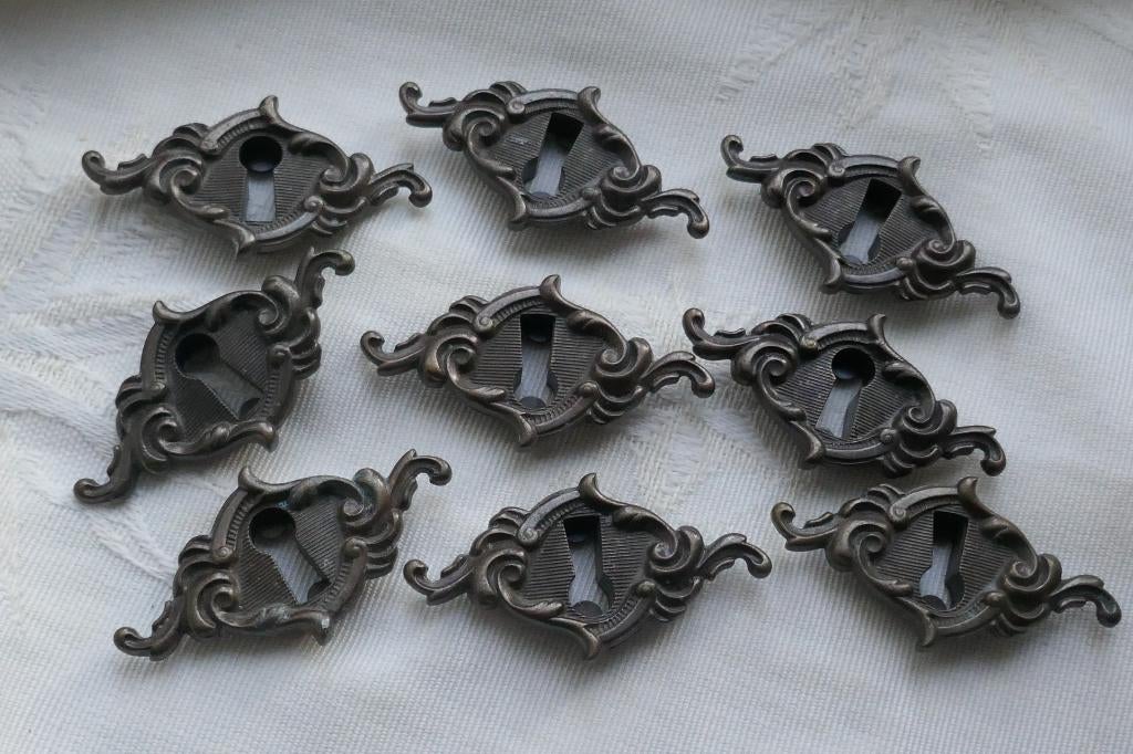 Antieke messing sleutel plaatjes, Verzenden, Brons