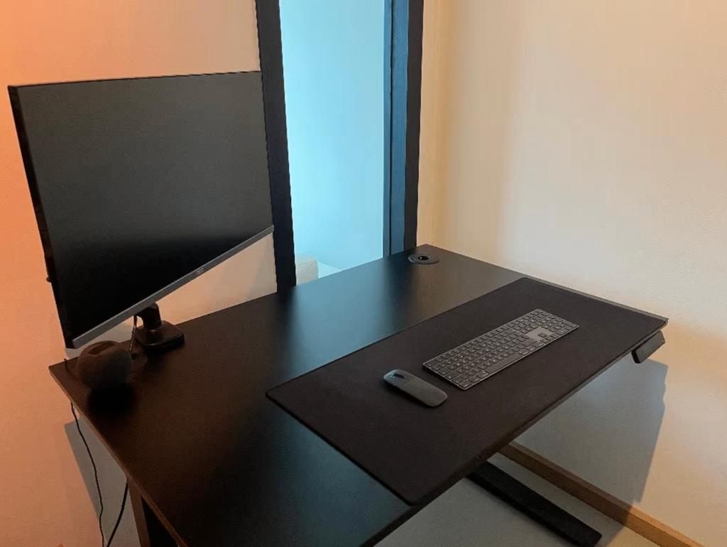 Stabureau Herman Miller 120x80, Huis en Inrichting, Bureaus, Ophalen, Hout, Kabelgoot, Zo goed als nieuw