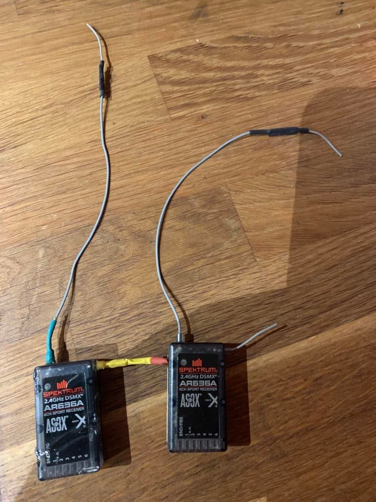 SPEKTRUM AS3X AR636 ontvangers 2 stuks, Ophalen of Verzenden, Zo goed als nieuw