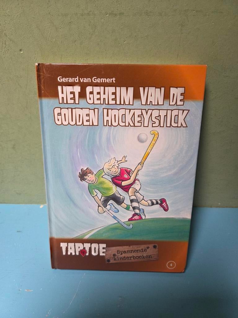 Het Geheim van de Gouden Hockeystick - Gerard van Gemert, Boeken, Ophalen of Verzenden, Zo goed als nieuw, Gerard van Gemert, Fictie algemeen