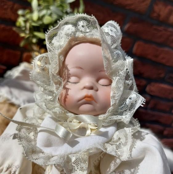 Vintage porseleinen slapende babypop in doopjurk muziekdoos, Antiek en Kunst, Antiek | Porselein, Ophalen of Verzenden