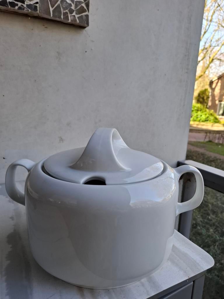 Witte soepterrine met deksel - Elegant en tijdloos, Ophalen of Verzenden, Zo goed als nieuw, Overige stijlen, Schaal of Schalen