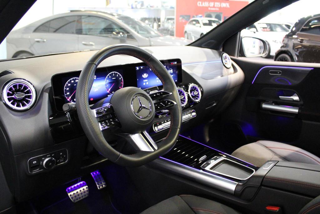 Mercedes-Benz B-Klasse 180 AMG Line Panorama dak | Trekhaak, 745 kg, Gebruikt, 4 cilinders, 1390 kg