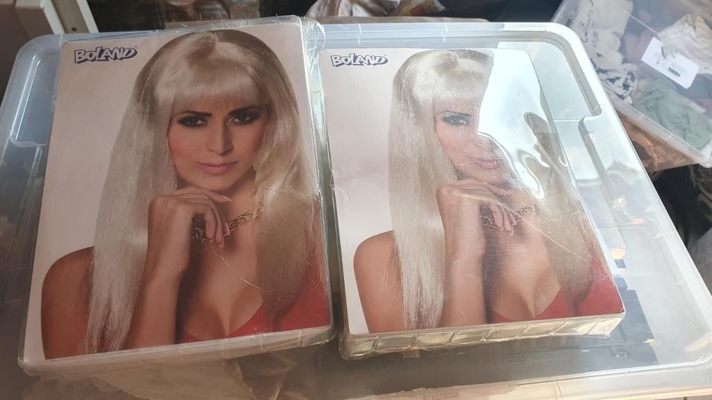 2 blonde pruiken, lang en halflang, Onbekend, Ophalen of Verzenden, Zo goed als nieuw, Carnaval
