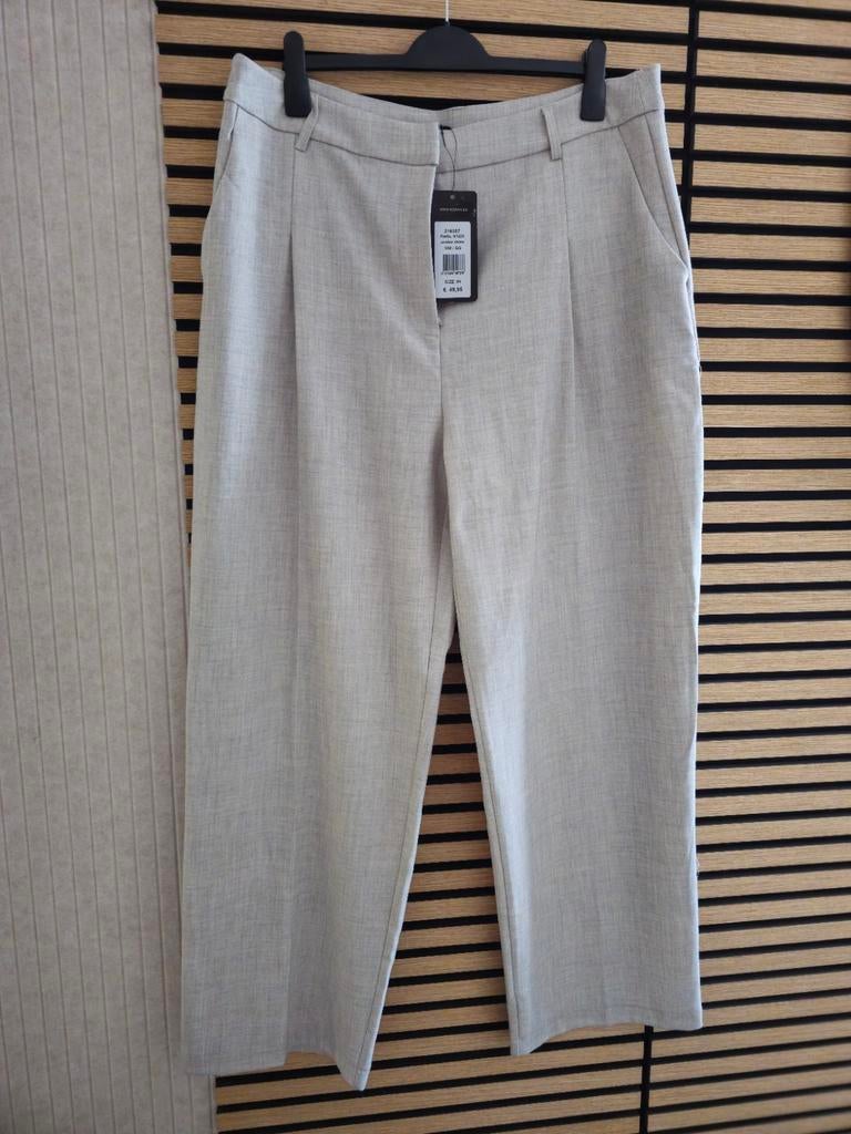 Norah lichtgrijze pantalon, maat 44 NIEUW, Kleding | Dames, Grote Maten, Nieuw, Broek of Spijkerbroek, Grijs, Ophalen of Verzenden
