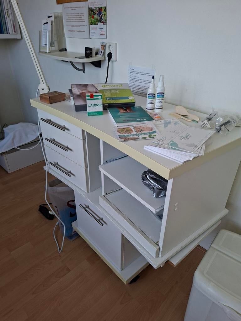 Werktafel voor pedicure/manicure, Ophalen of Verzenden, Zo goed als nieuw, 50 tot 75 cm