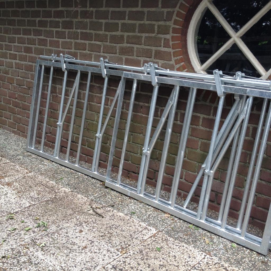 zelfsluitend voerhek klepelhek, Stalling