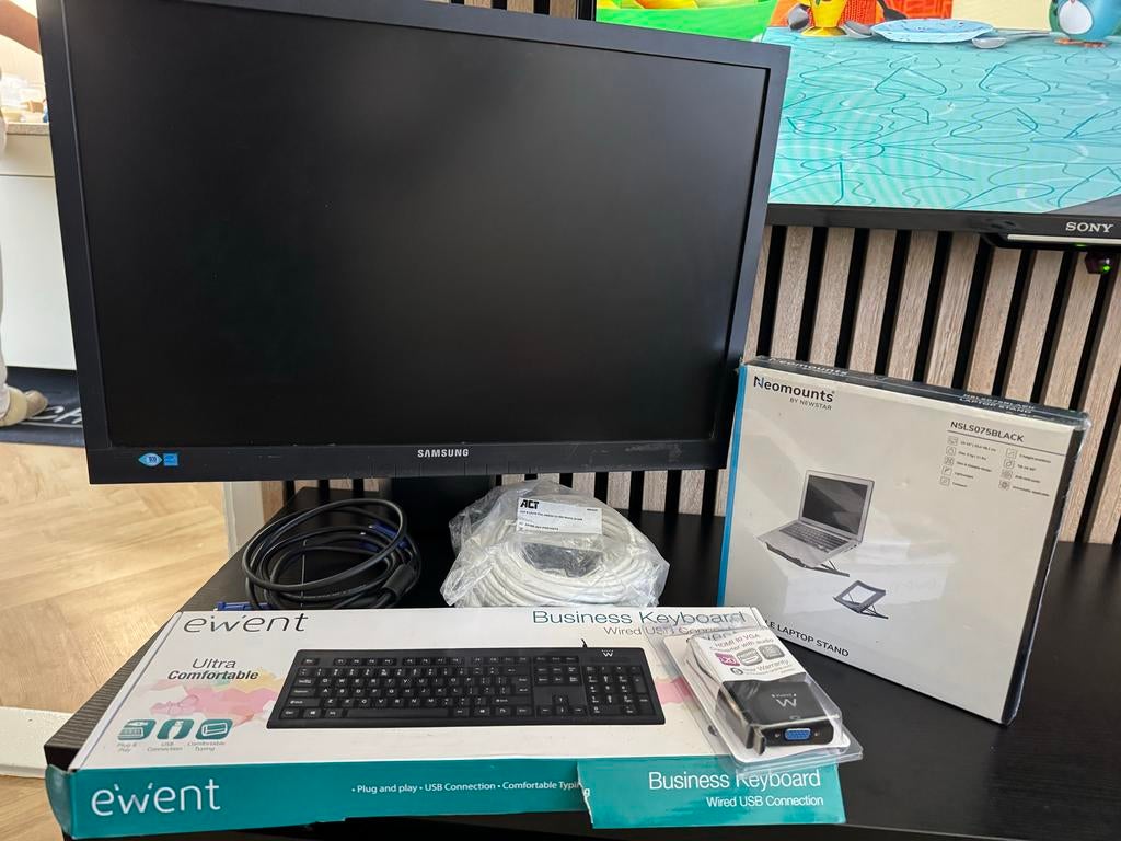 Samsung beeldscherm met laptopstandaard en toetsenbord, HD, Nieuw, Ophalen of Verzenden, In hoogte verstelbaar