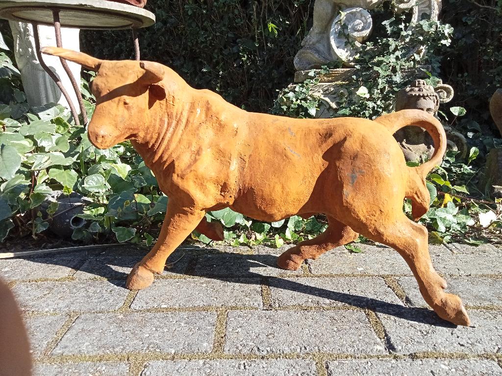 Supergave gietijzeren beeld van een stier., Ophalen, Nieuw, Metaal, Dierenbeeld