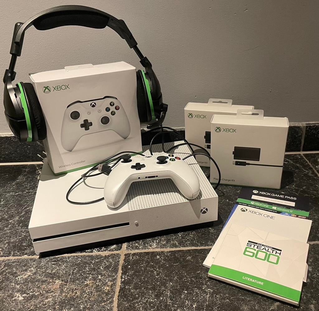 Xbox One S 1 TB (2018) + 2 controllers + headset + charge, Ophalen, Zo goed als nieuw, 1 TB, Met 2 controllers