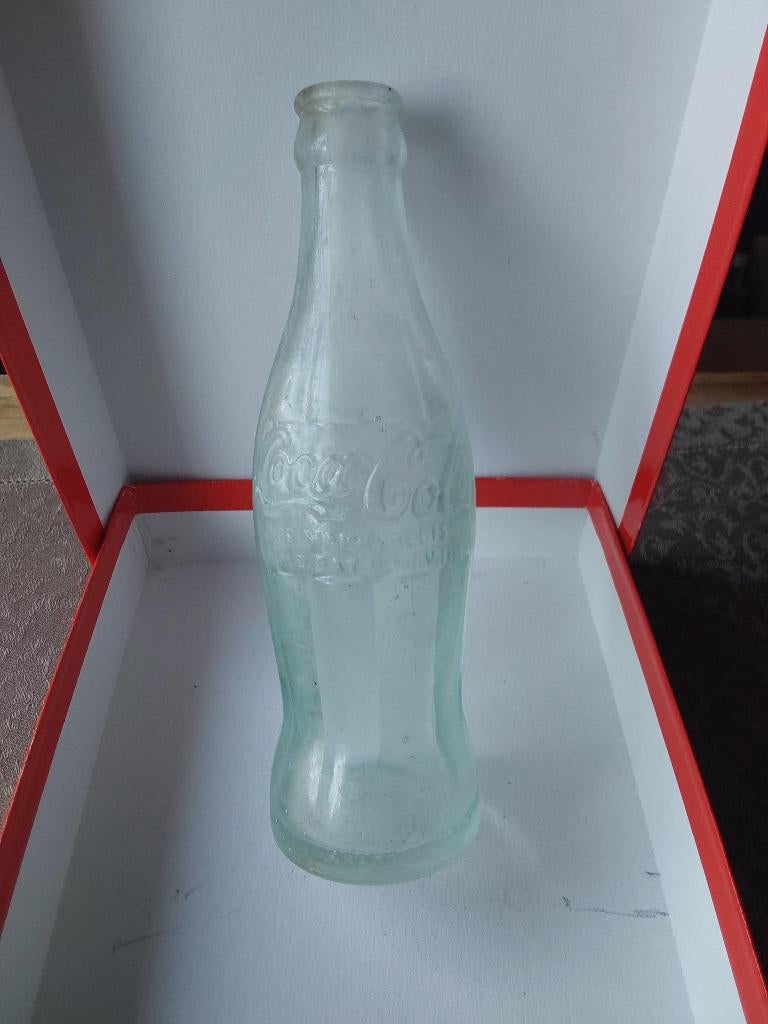 Coca Cola Fles embossed Memphis +-1945-1955, Ophalen of Verzenden, Zo goed als nieuw, Gebruiksvoorwerp