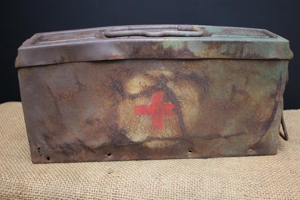 WO2 Duitse Sanitäter CAMO MG box, Verzamelen, Militaria | Tweede Wereldoorlog, Ophalen of Verzenden, Landmacht, Duitsland, Hulzen of Bodemvondsten
