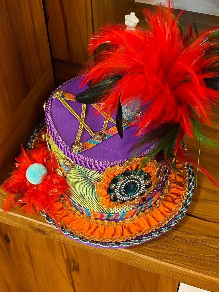 Unieke Carnavalshoed met veren en decoraties, Ophalen of Verzenden, Nieuw, Carnaval, Accessoires