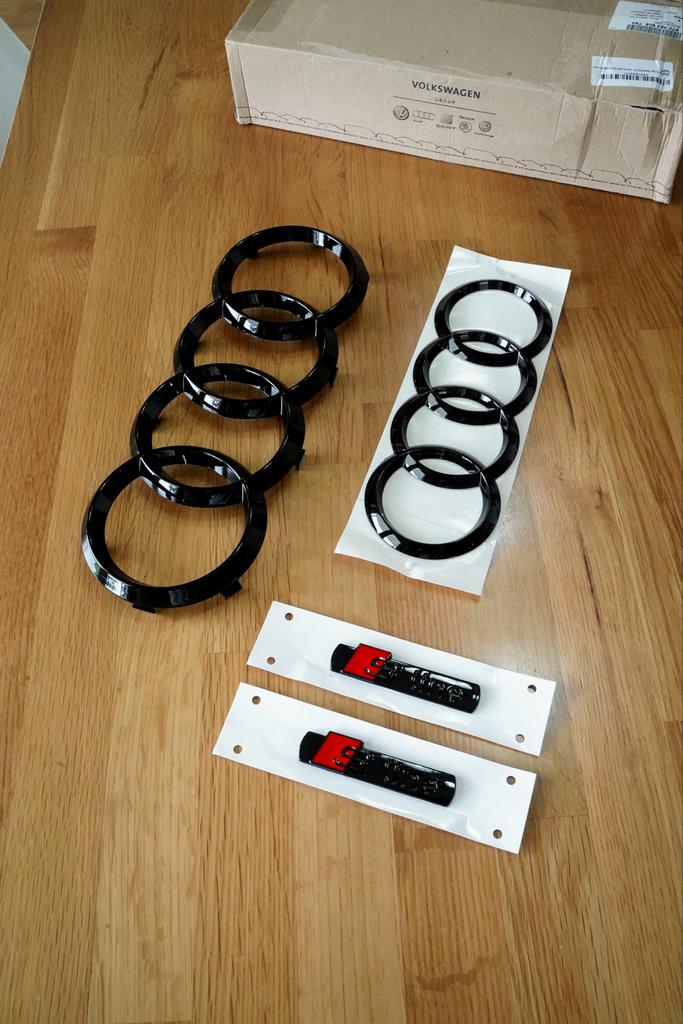 Audi OEM Ringe Emblem Logo Zwart Voor/Achter, Nieuw, Audi, Bumper, Verzenden