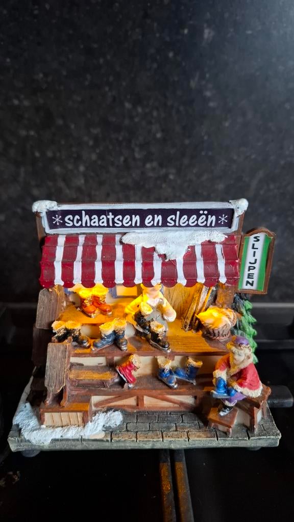 Kersthuisje Schaatsen en Sleeën - Kerstdorp, Diversen, Kerst, Gebruikt, Ophalen of Verzenden